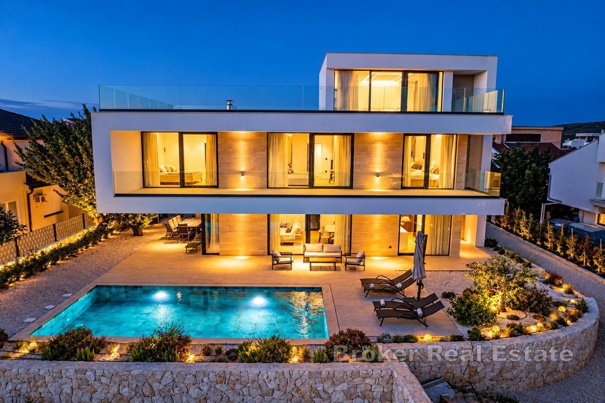 Modern villa med takterrasser och havsutsikt