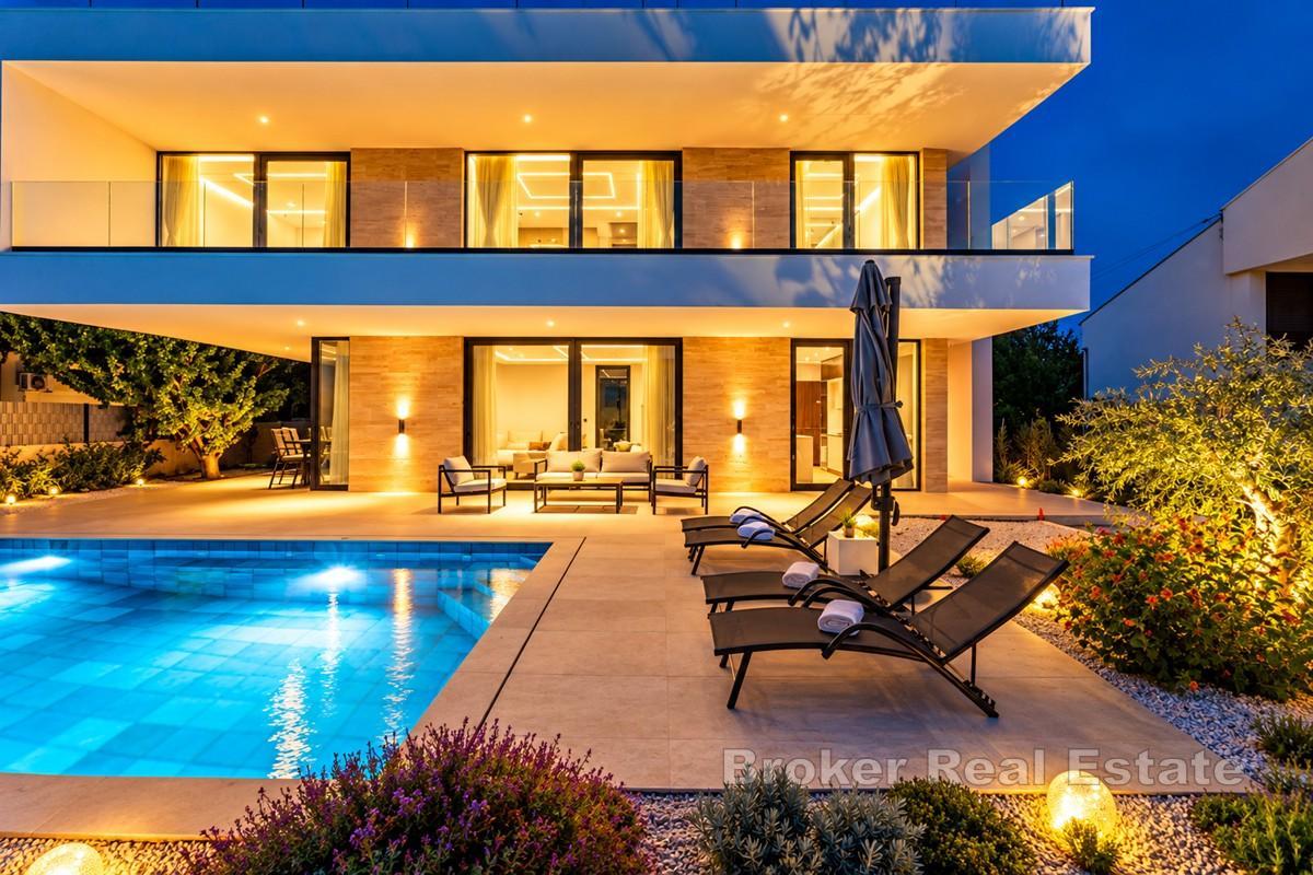 Modern villa med takterrasser och havsutsikt