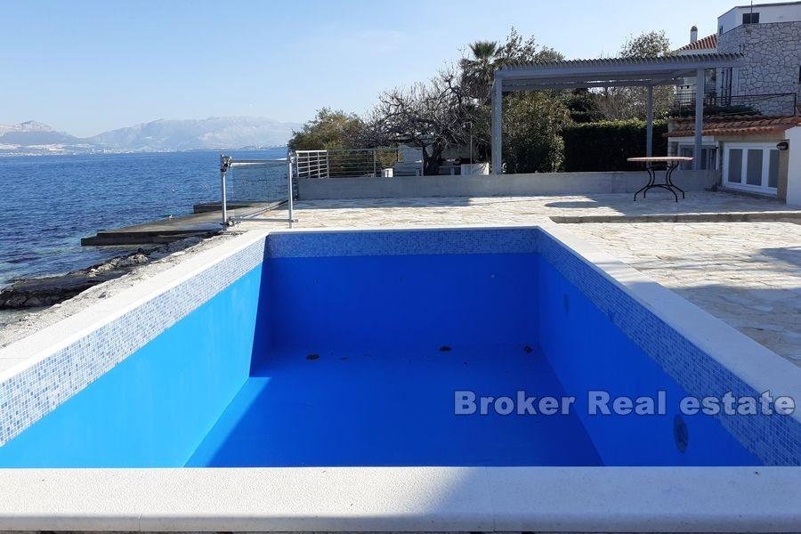 Дом на острове Чиово, первый ряд от моря, с видом на море, на продажу
