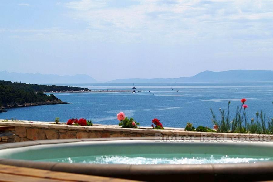 Terrain sur l'île de Brac première rangée à la mer, 15000 m2, à vendre