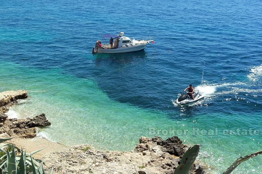 Terrain sur l'île de Brac première rangée à la mer, 15000 m2, à vendre
