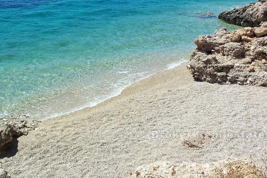 Terrain sur l'île de Brac première rangée à la mer, 15000 m2, à vendre