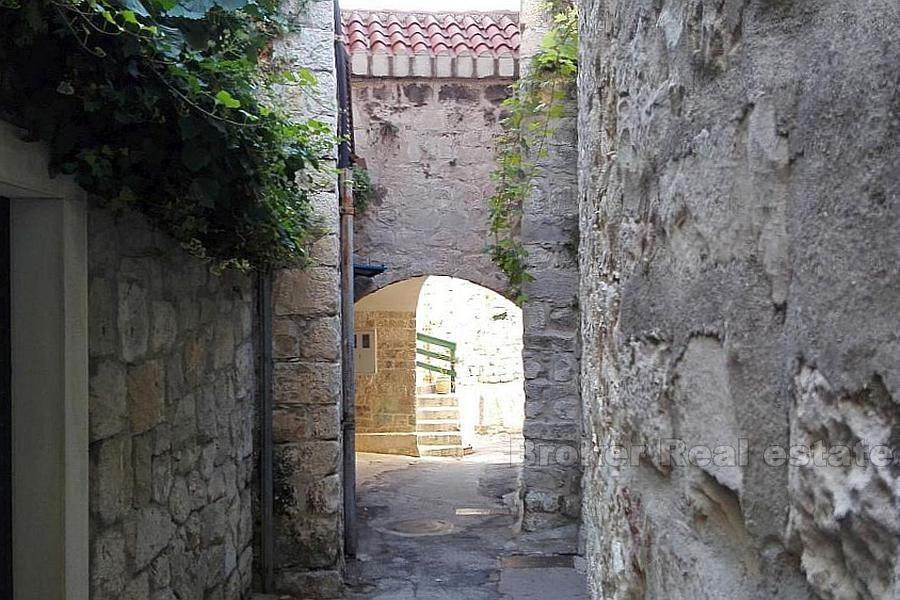 Hus / Villa, Autochthonous Split Stenhus, till salu