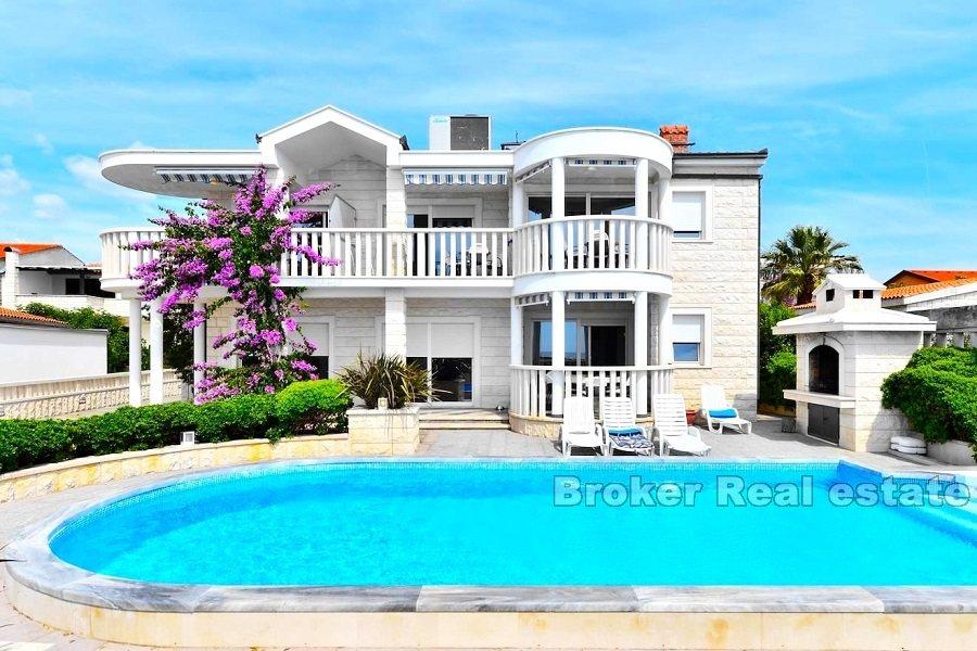 Hus / Villa i Rogoznica, strandpromenaden med vakker utsikt, til salgs
