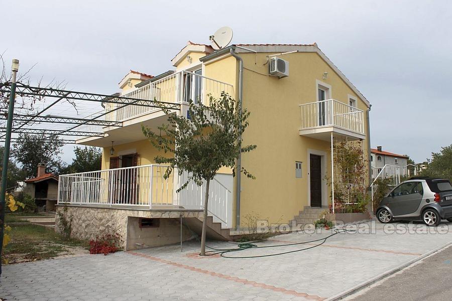 Hus / Villa, Enebolig i to etasjer, for salg