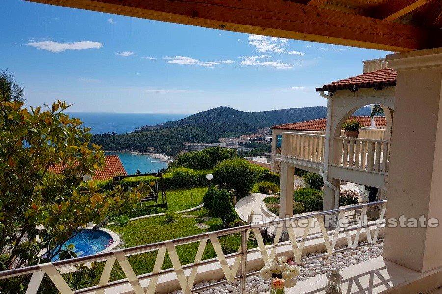 Luxusvilla mit Pool und Meerblick