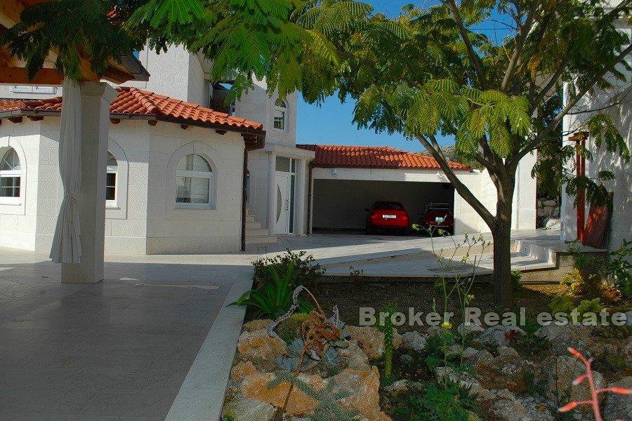 Luxusvilla mit Pool und Meerblick
