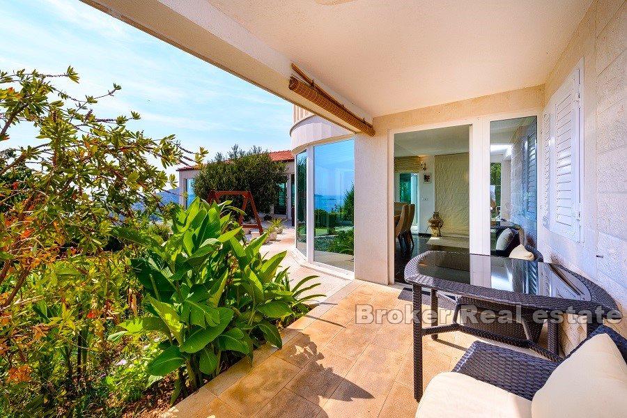 Luxusvilla mit Pool und Meerblick