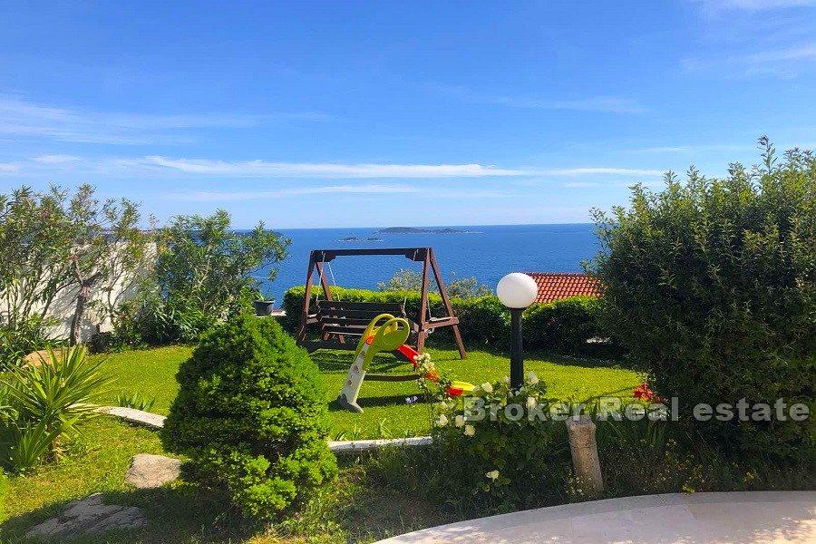 Luxusvilla mit Pool und Meerblick