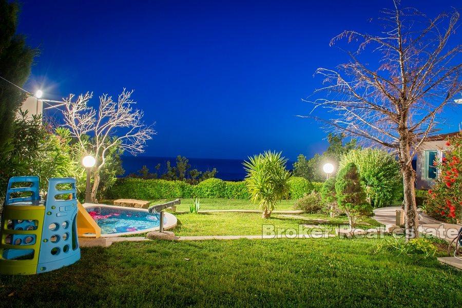 Luxusvilla mit Pool und Meerblick