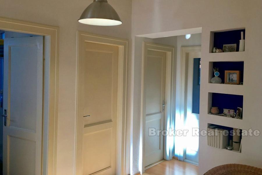 Lägenhet / Flat nära stadens centrum, två sovrum, 96m2, till salu