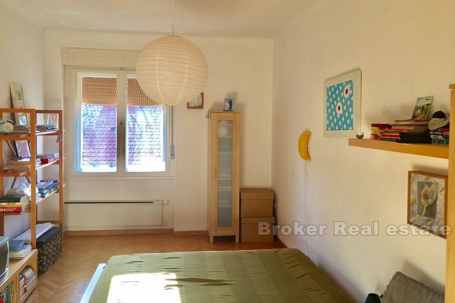 Lägenhet / Flat nära stadens centrum, två sovrum, 96m2, till salu