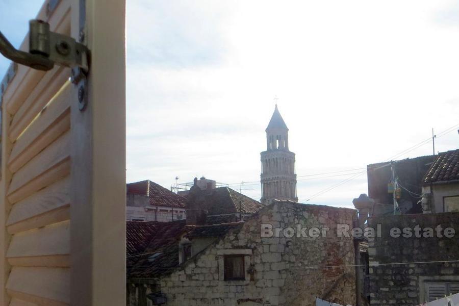 Maison / villa en pierre dans le centre de Split, le palais de Dioclétien, sur trois étages, à vendre