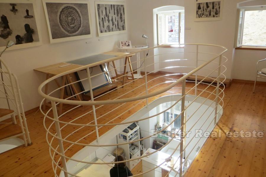 Stone hus / villa i sentrum av Split, Diokletians palass, på tre etasjer, for salg