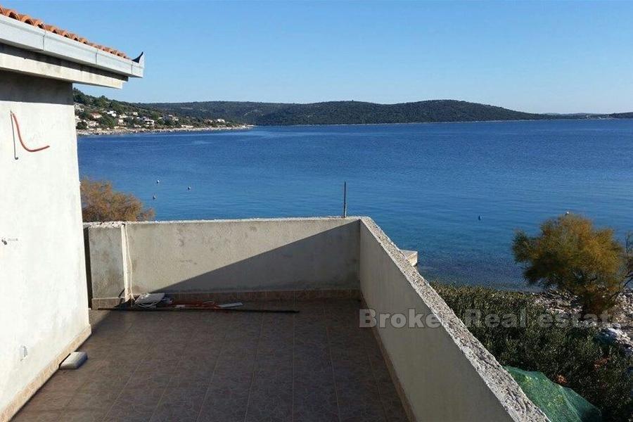 Kuća / Vila, Samostojeća obiteljska kuća uz šljunčanu plažu, prodano
