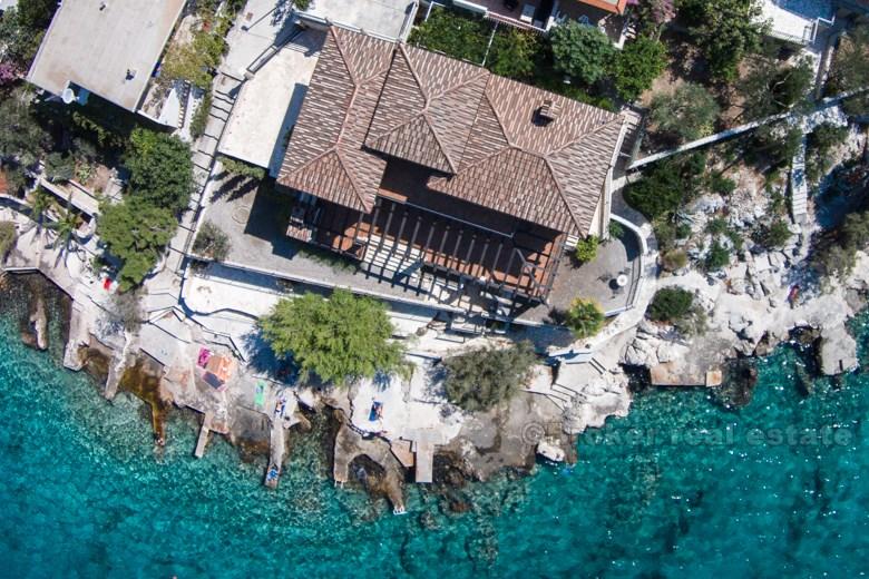 Kuća / vila, mediteranski stil, prvi red do mora
