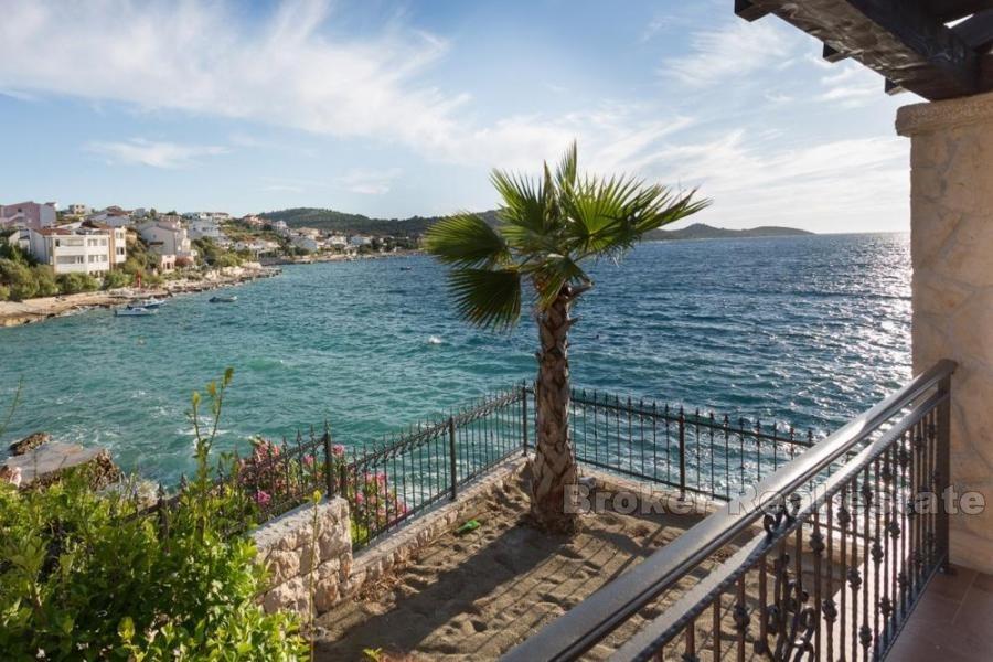 Kuća / vila, mediteranski stil, prvi red do mora