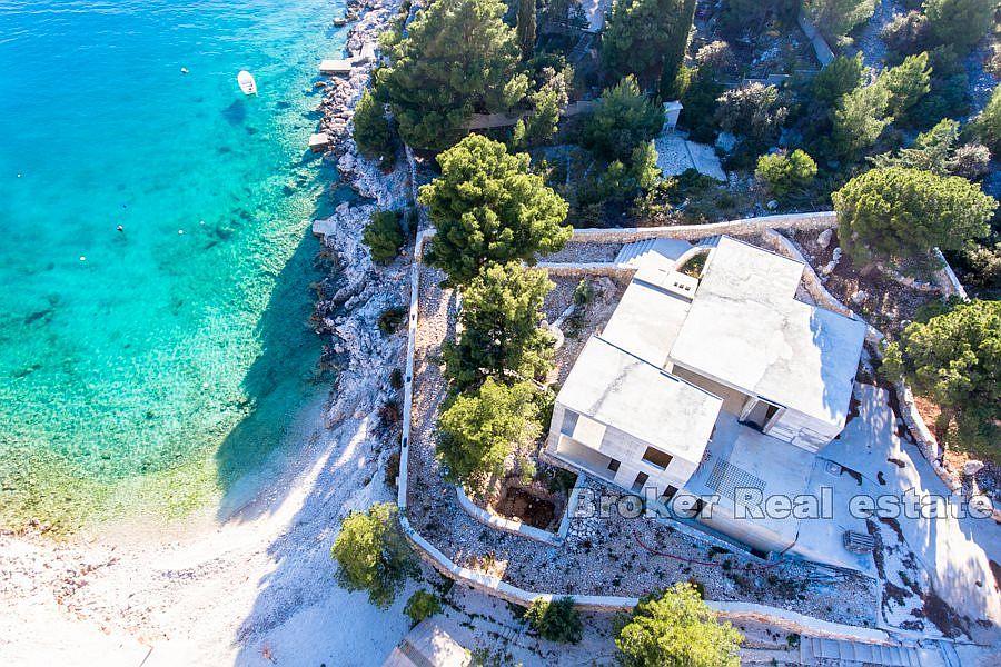 Villa inachevée, première rangée de la mer