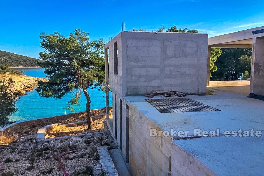 Villa inachevée, première rangée de la mer