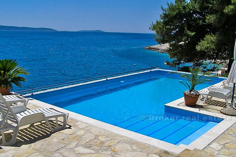 Maison / villa, à première rangée de la mer avec piscine