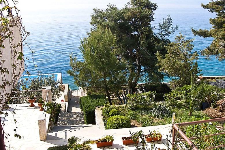Maison / villa, à première rangée de la mer avec piscine