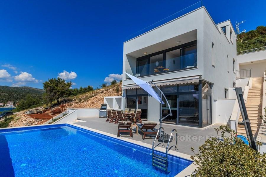Vacker villa med pool, till salu
