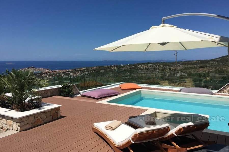 Nybygd villa med panoramautsikt, til salgs