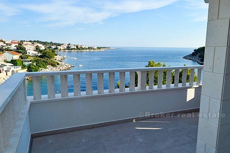 Maison / villa, de style méditerranéen, première rangée de la mer avec piscine