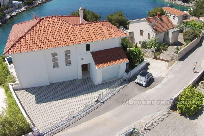 Maison / villa, de style méditerranéen, première rangée de la mer avec piscine