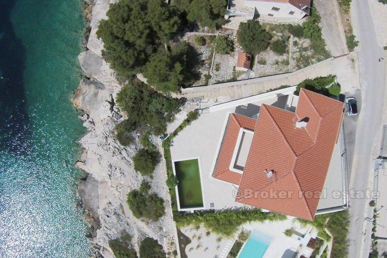 Maison / villa, de style méditerranéen, première rangée de la mer avec piscine