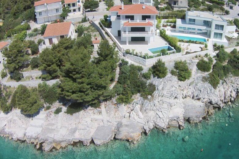 Maison / villa, de style méditerranéen, première rangée de la mer avec piscine