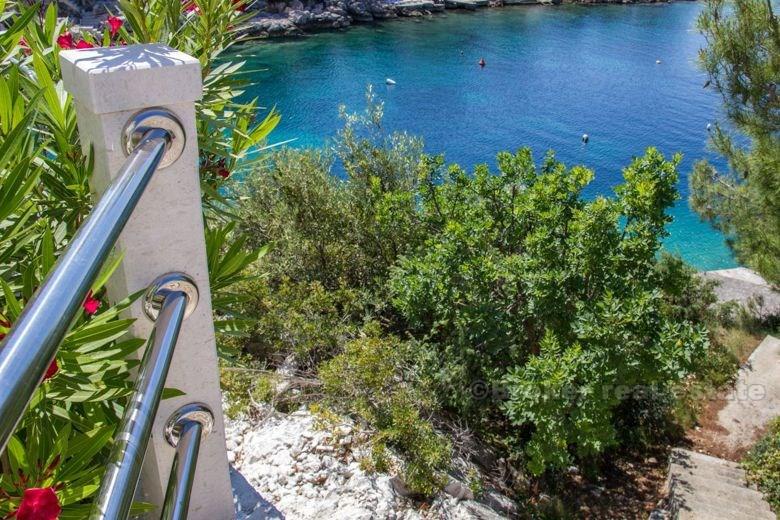 Maison / villa, de style méditerranéen, première rangée de la mer avec piscine