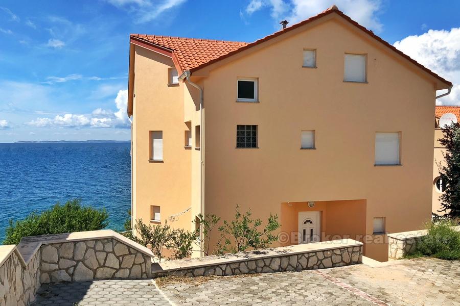 Belle maison dans la première rangée de la mer, à vendre