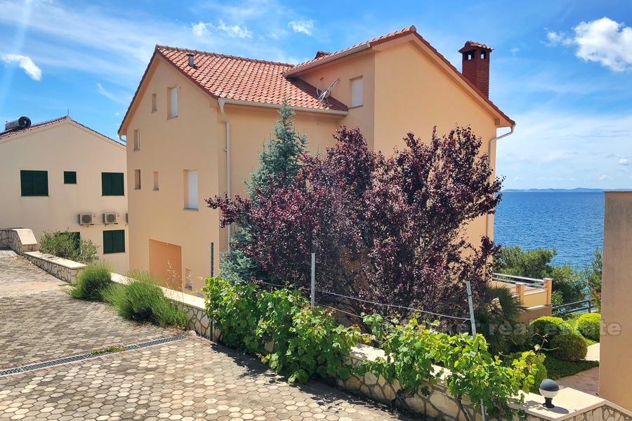 Belle maison dans la première rangée de la mer, à vendre