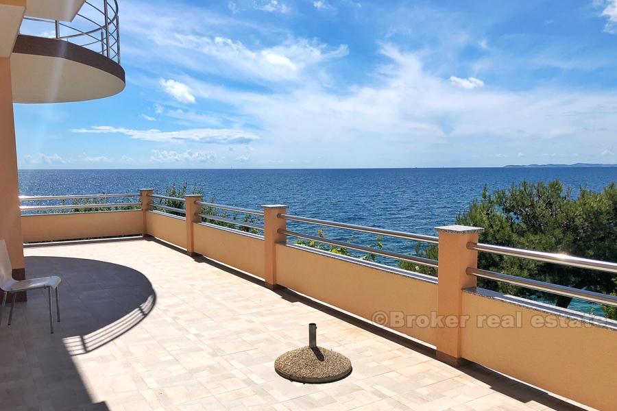 Belle maison dans la première rangée de la mer, à vendre