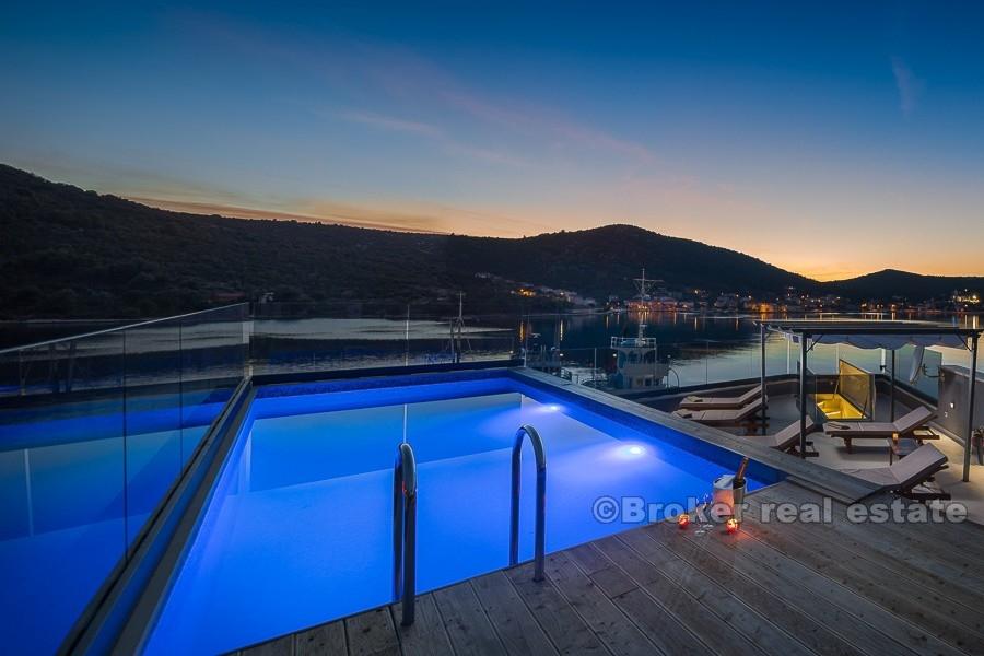 Современная вилла у моря, для продажи