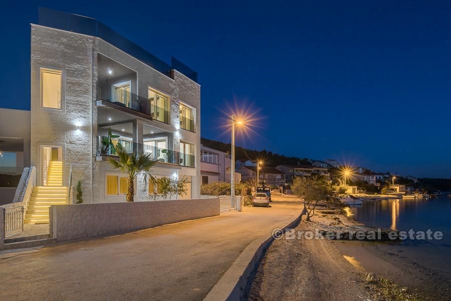 Современная вилла у моря, для продажи