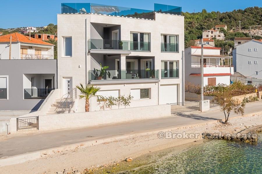 Современная вилла у моря, для продажи