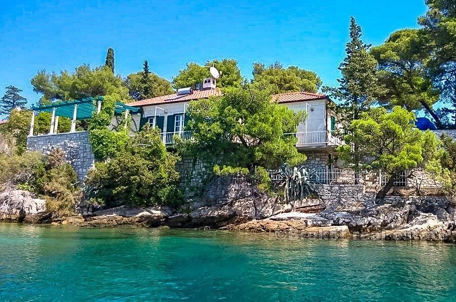 Maison en pierre, première rangée de la mer