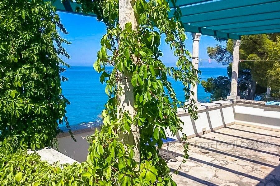 Maison en pierre, première rangée de la mer