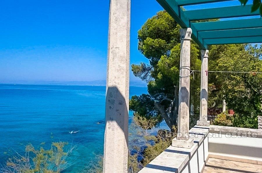 Maison en pierre, première rangée de la mer