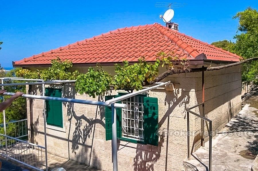 Maison en pierre, première rangée de la mer