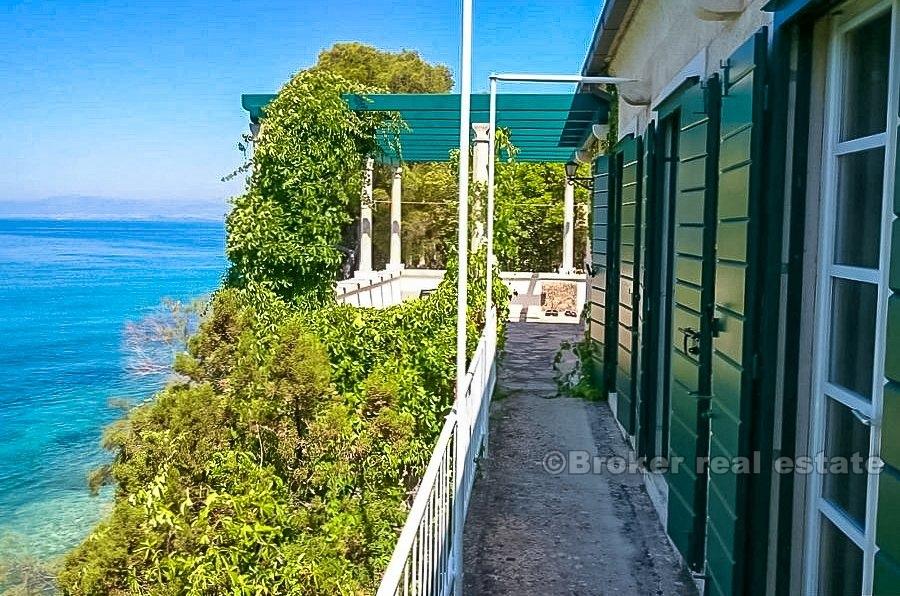 Maison en pierre, première rangée de la mer
