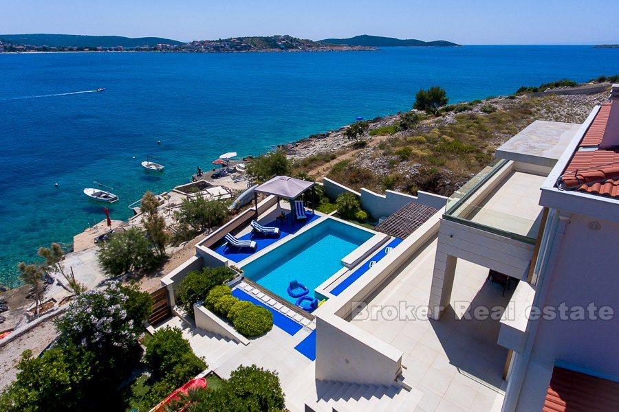 Villa de luxe avec piscine en bord de mer