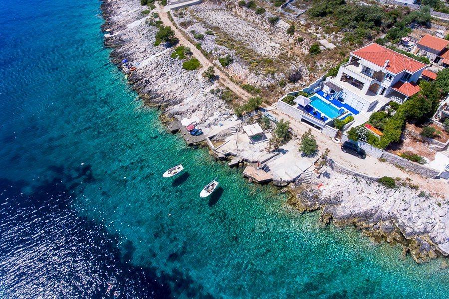 Villa de luxe avec piscine en bord de mer