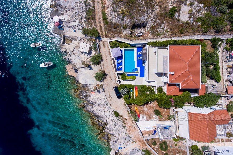 Villa de luxe avec piscine en bord de mer