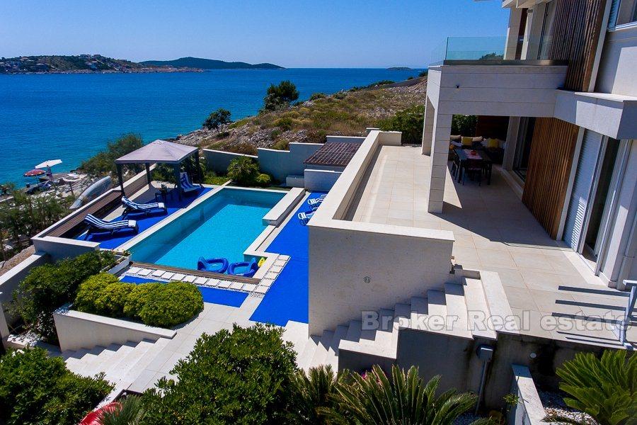 Villa de luxe avec piscine en bord de mer