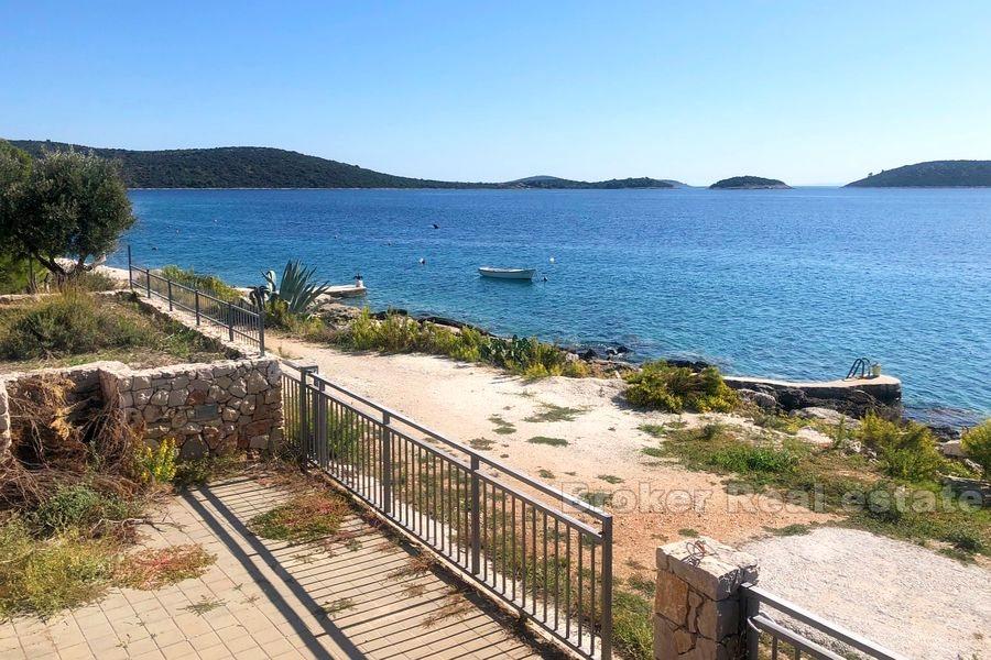 Отличное расположение, дом в первом ряду от моря