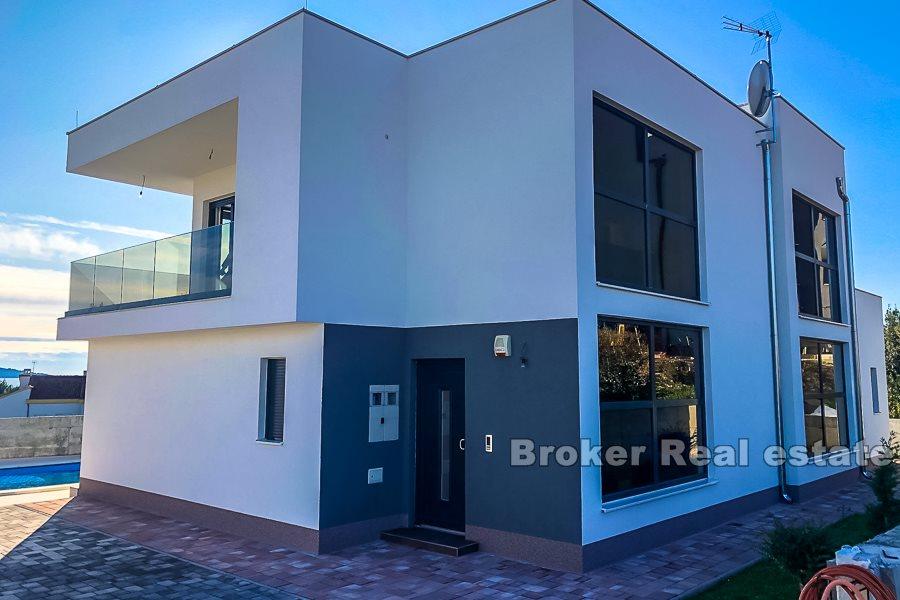 Schöne moderne Villa mit Pool und Meerblick