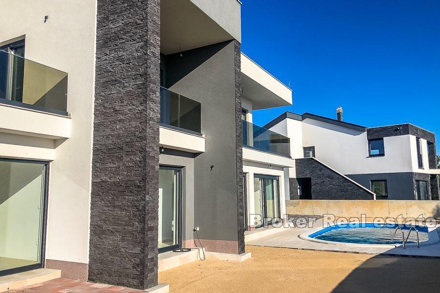 Schöne moderne Villa mit Pool und Meerblick